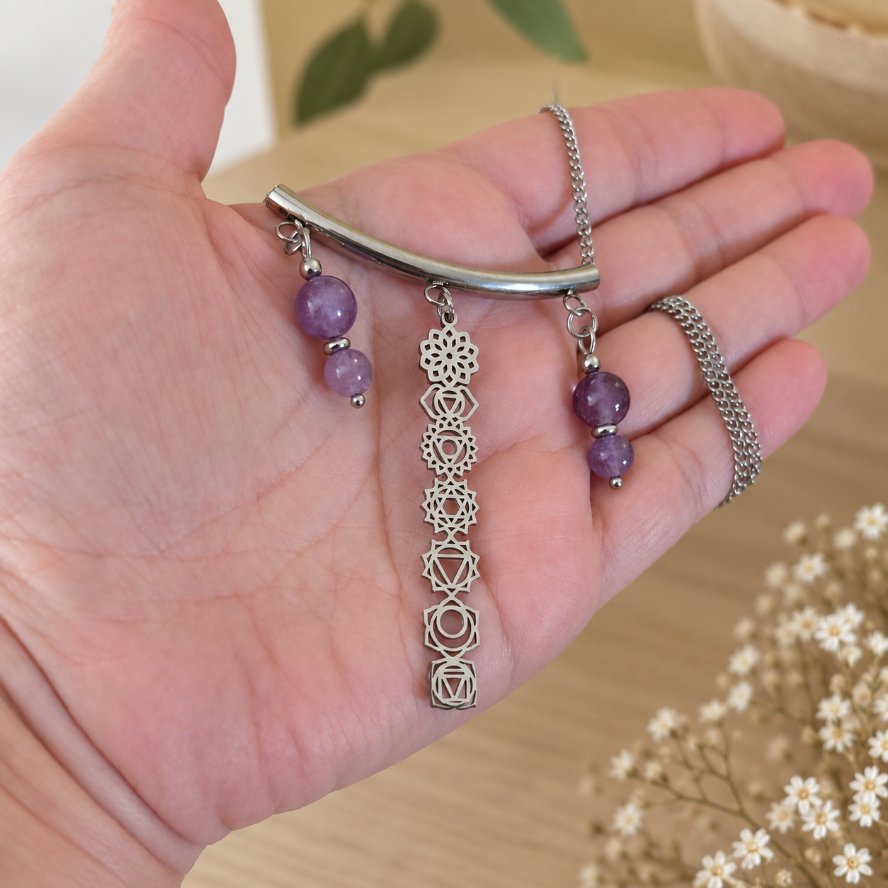 collier-7-chakras-kundalini-charme-vie-tenue-en-main