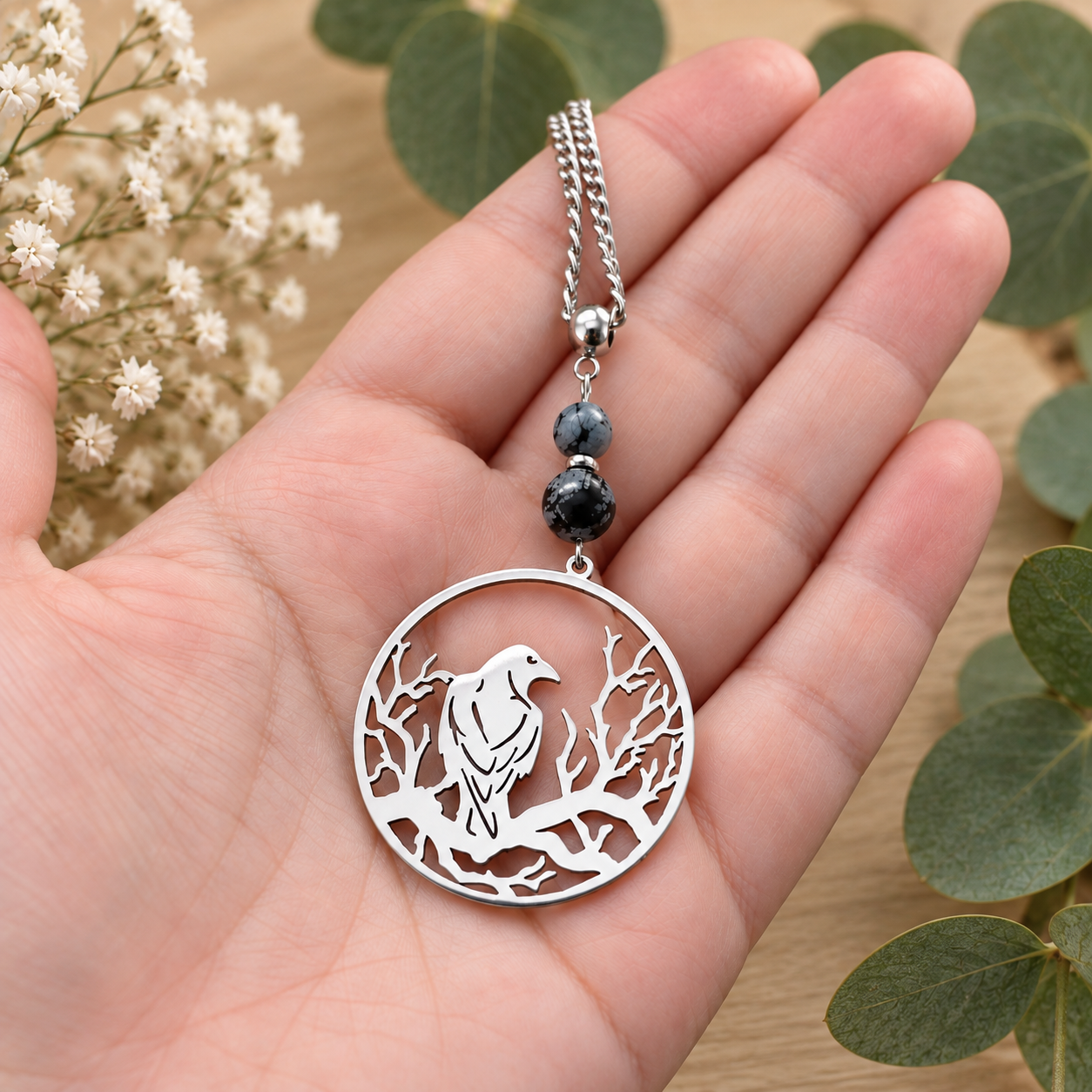 collier-corbeau-morrigan-pierre-naturelle-tenue-en-main