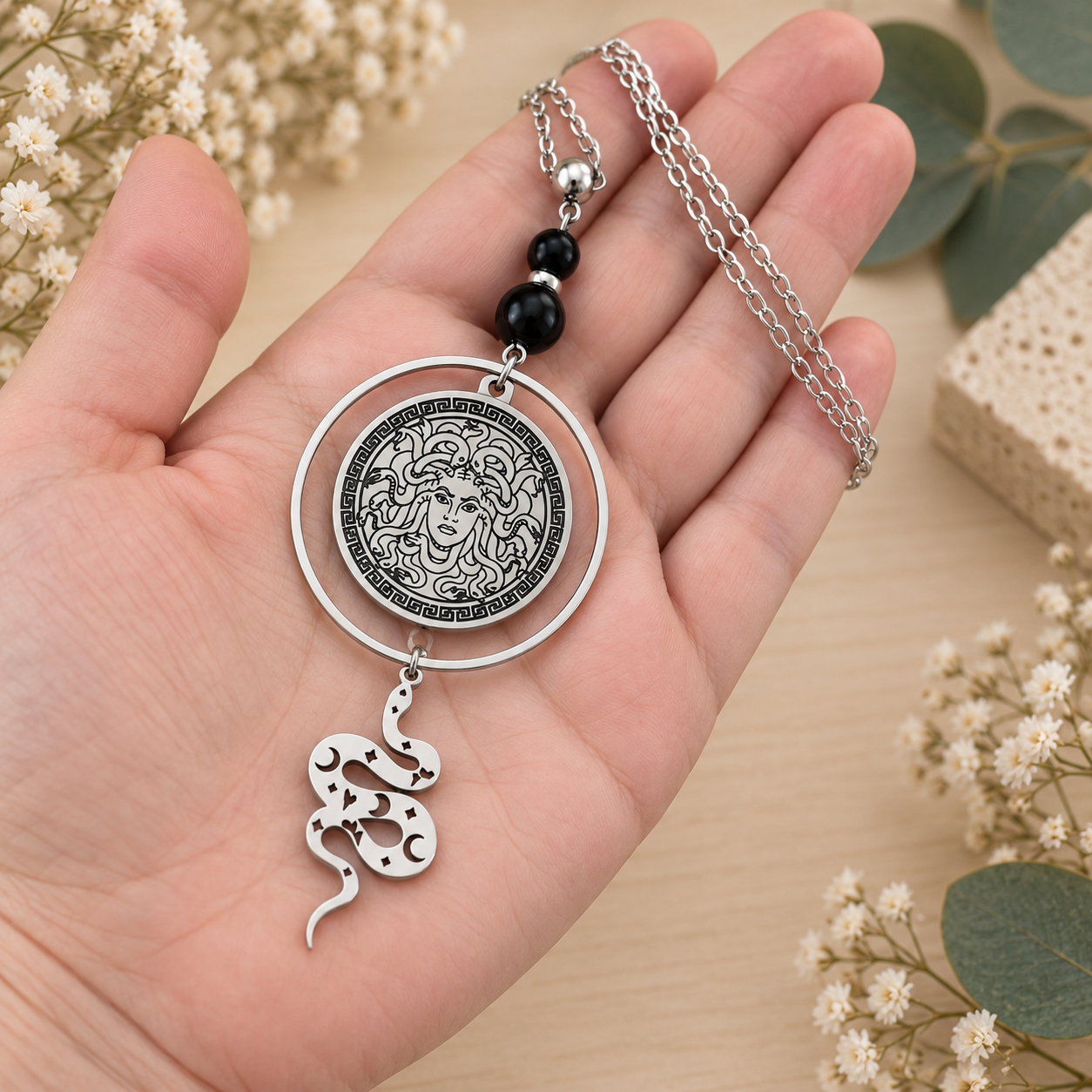 collier-medusa-charme-reconnaissance-tenue-en-main