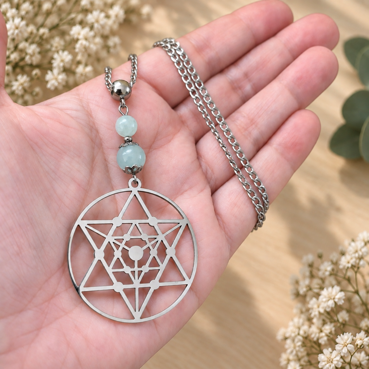 collier-merkabah-charme-completude-tenue-en-main