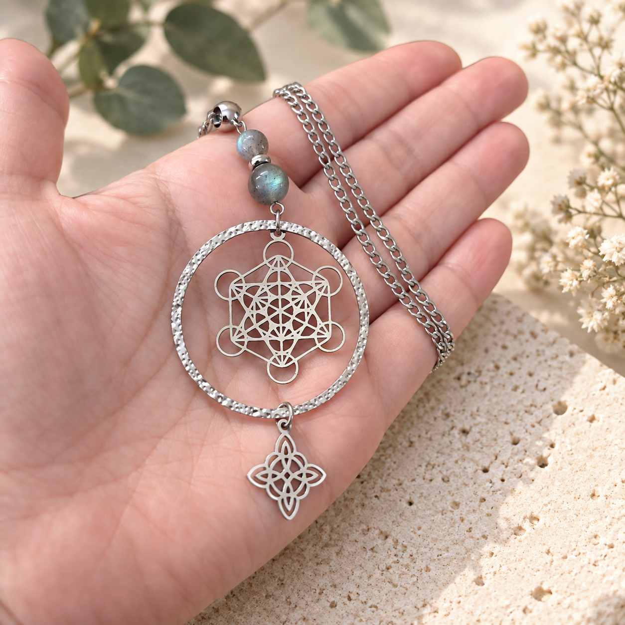 collier-metatron-charme-appartenance-tenue-en-main