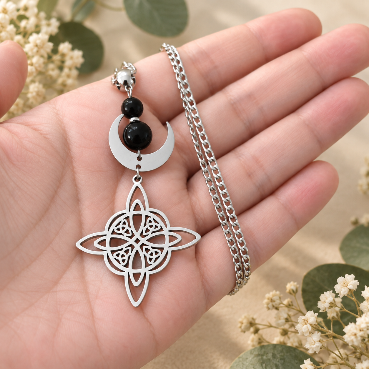 collier-noeud-sorciere-protection-tenue-en-main