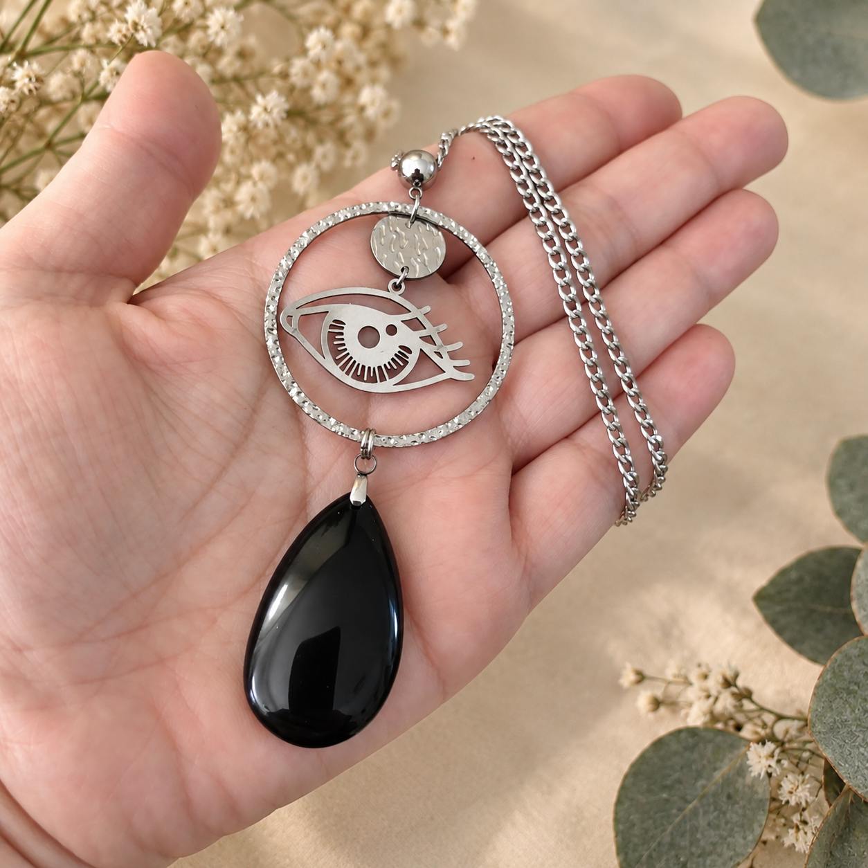 collier-oculus-charme-clairvoyance-tenue-en-main