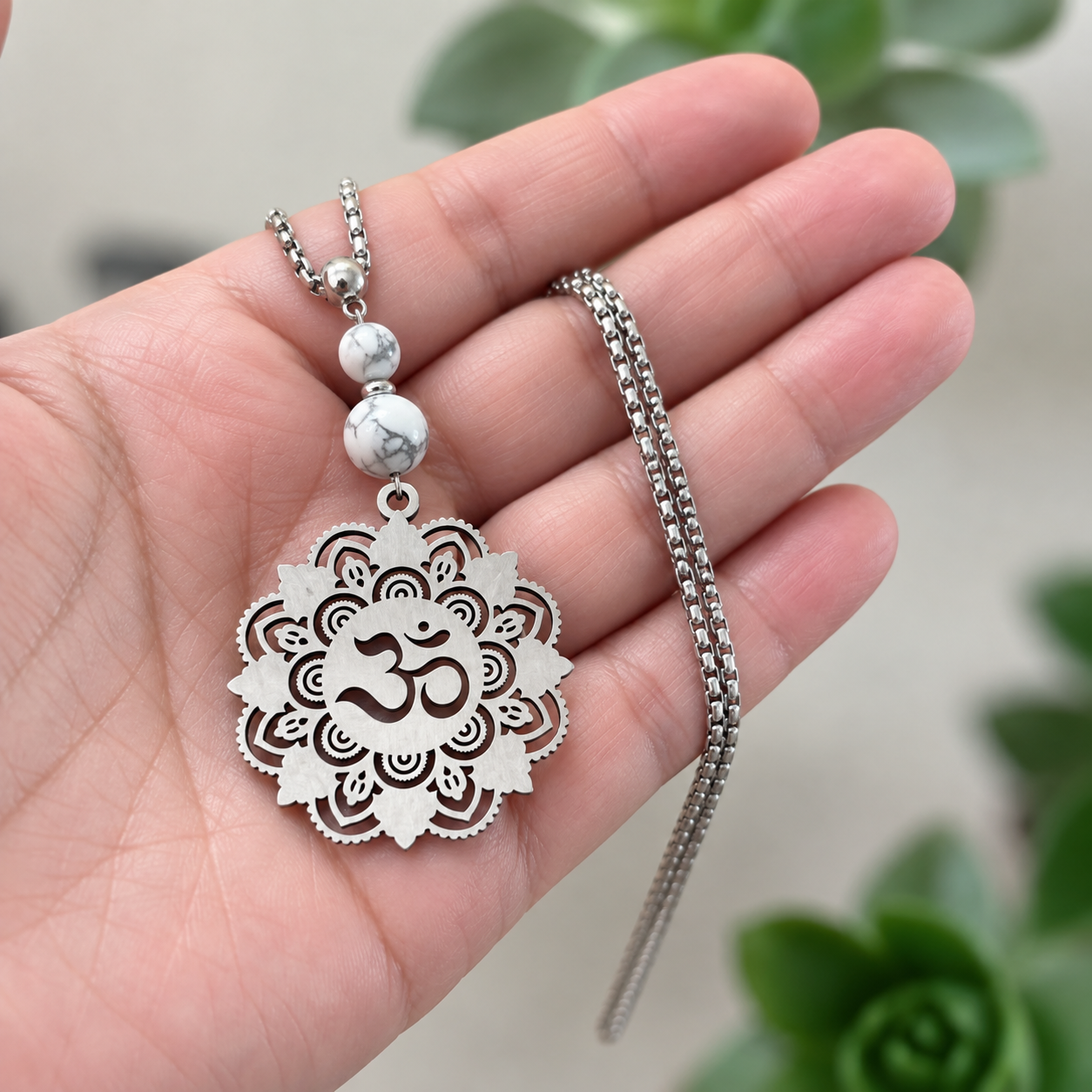 collier-om-charme-sonorite-tenue-en-main