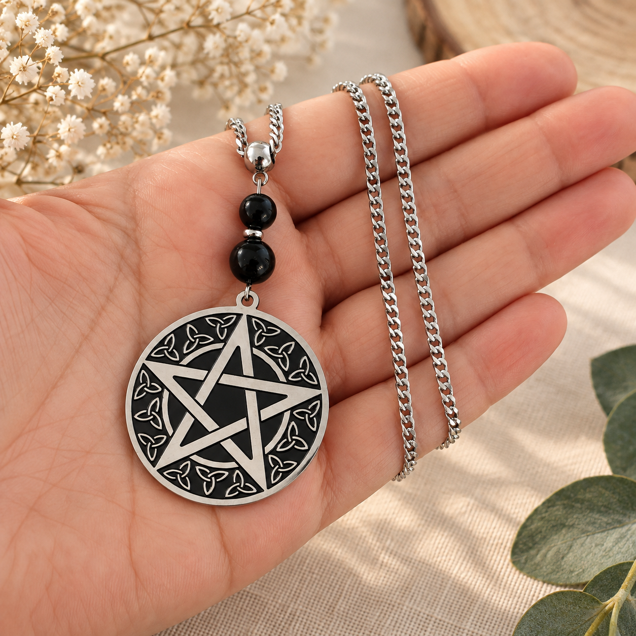 collier-pentacle-charme-essence-tenue-en-main