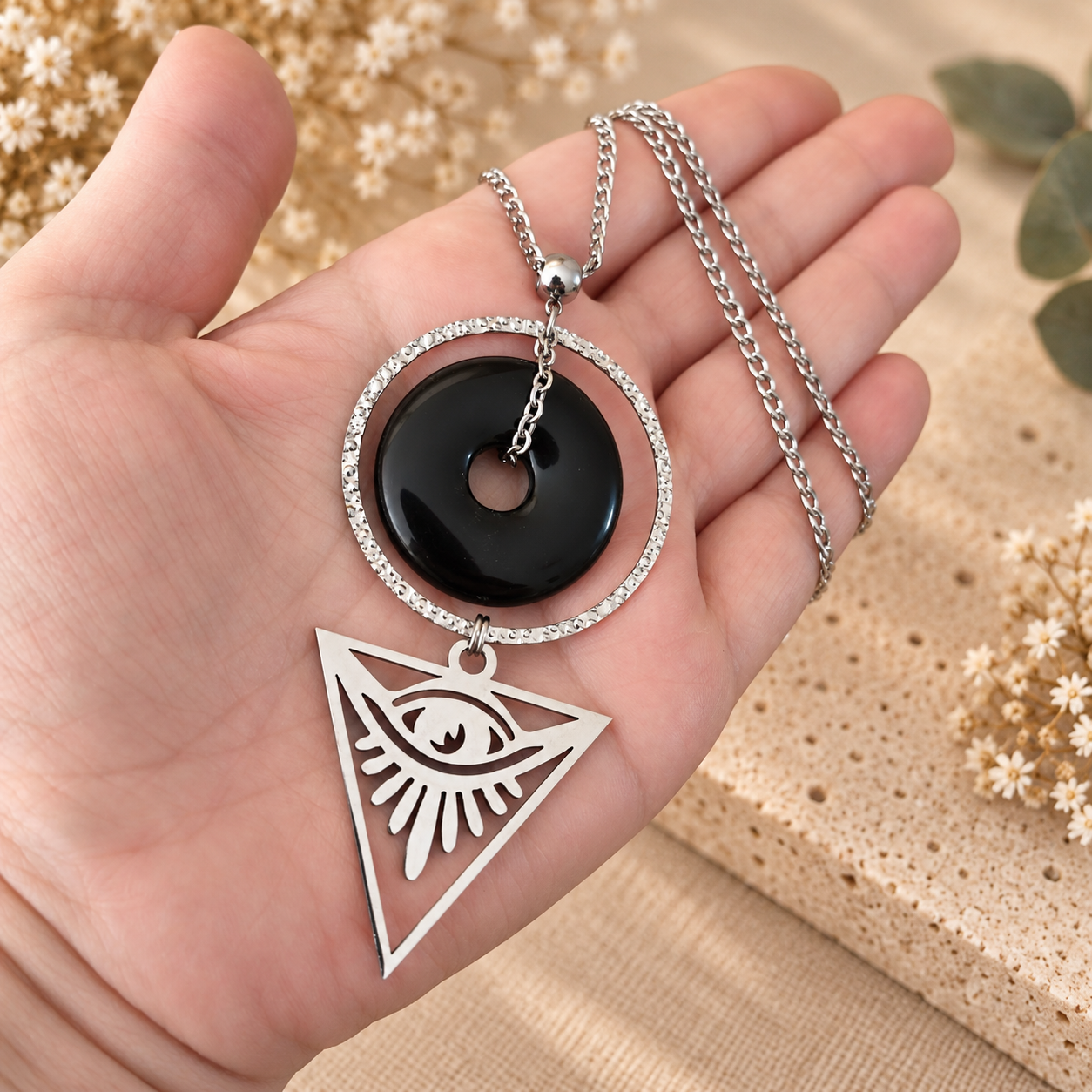 collier-oeil-mystique-obsidienne-charme-discernement-tenue-en-main