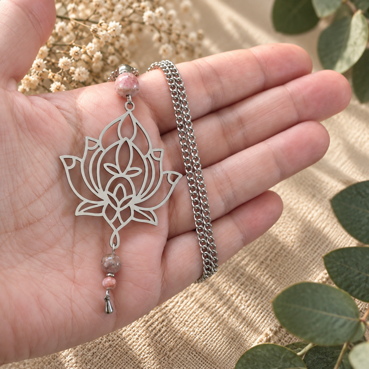 collier-lotus-charme-plenitude-tenue-en-main