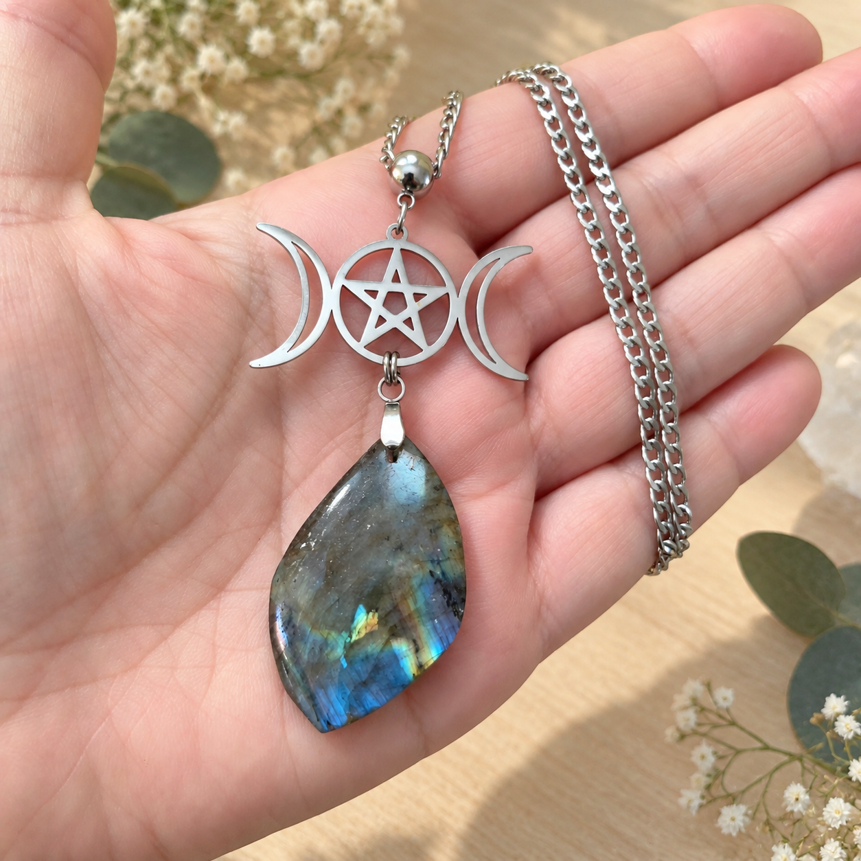 collier-lune-pentacle-labradorite-tenue-en-main