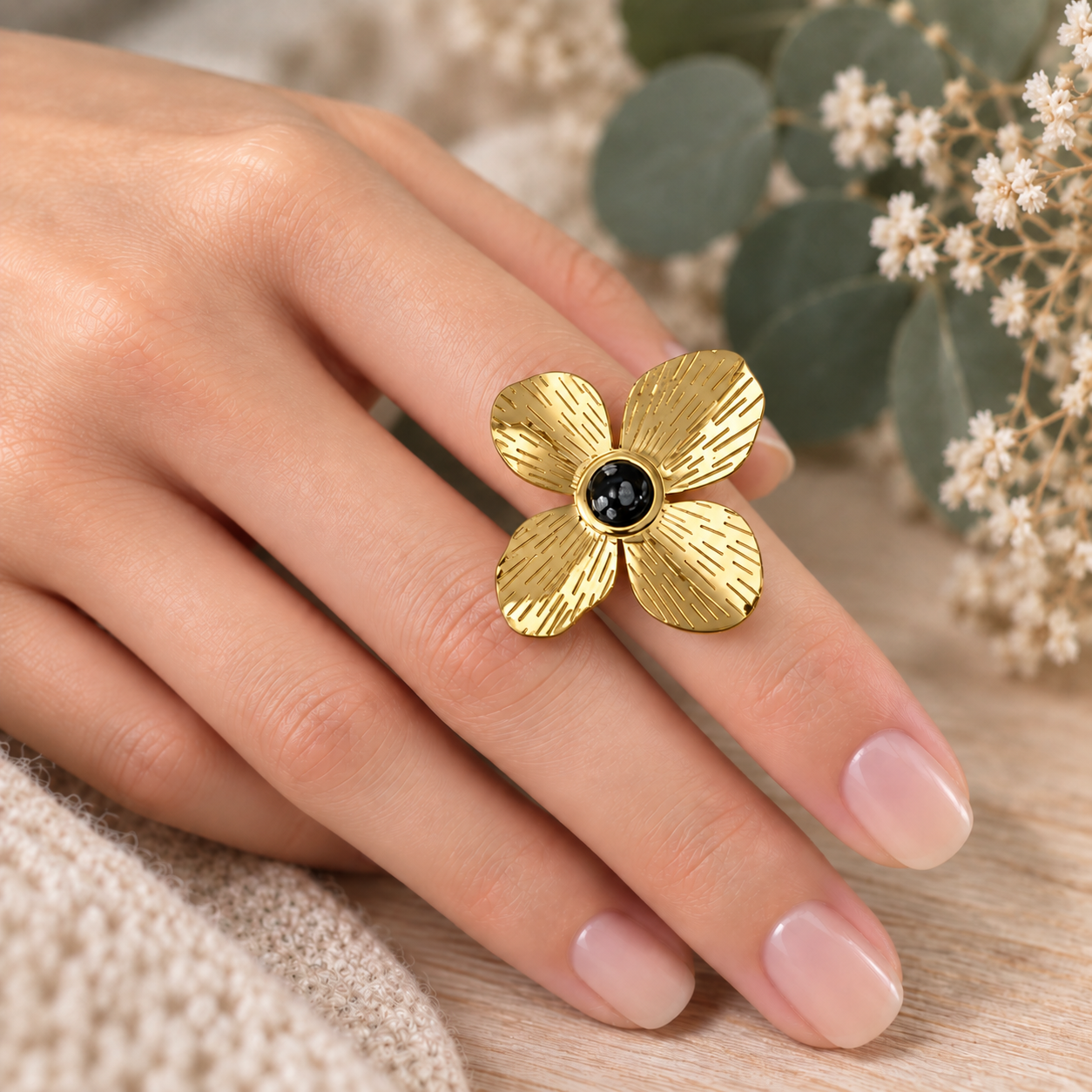 bague-dorée-ajustable-flora-portée.jpeg