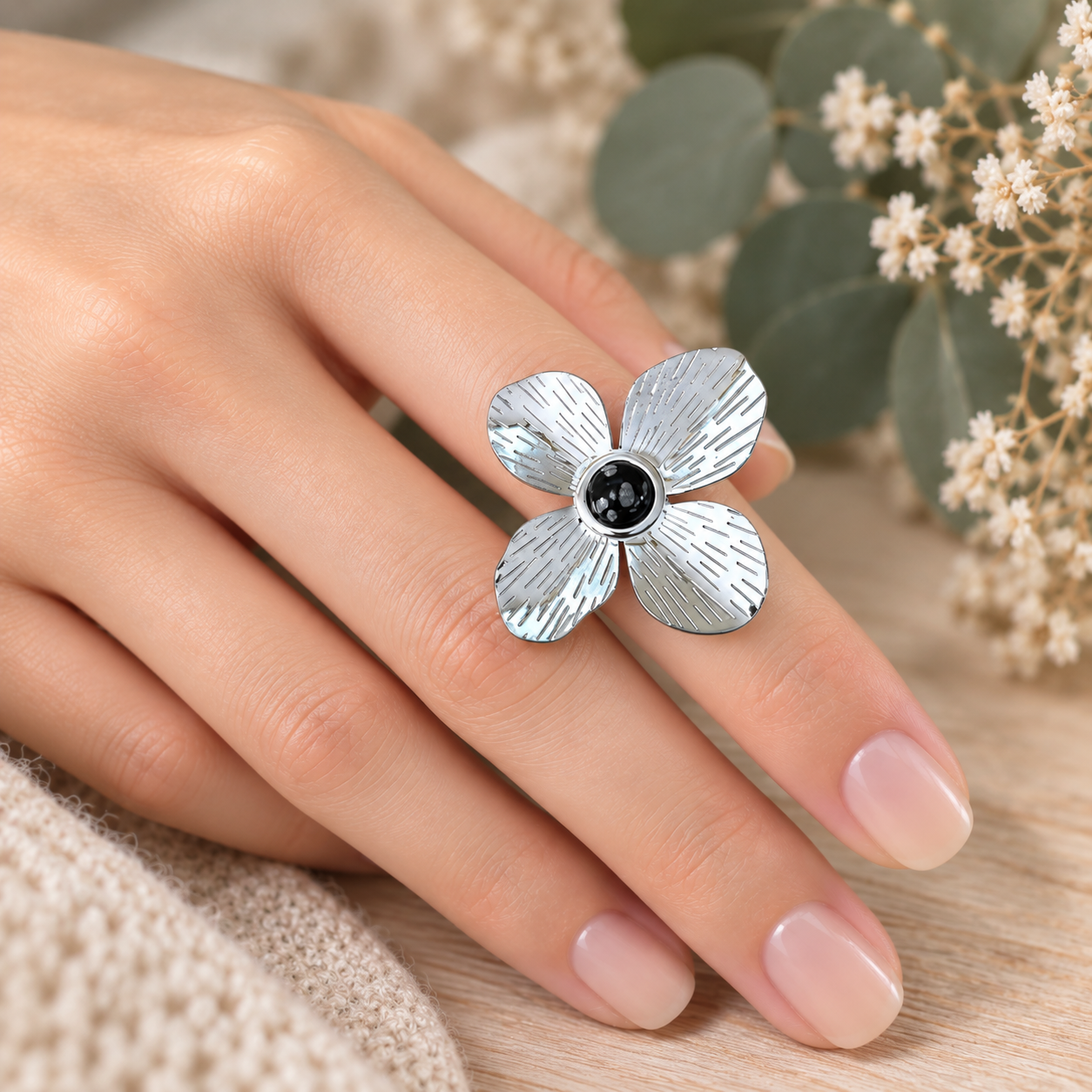 bague-ajustable-flora-portée.jpeg