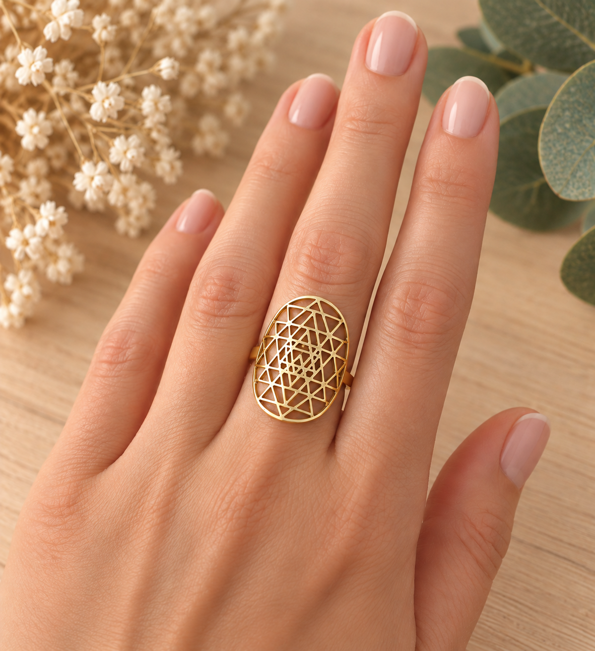 bague-sri-yantra-charme-sens-dorée-portée