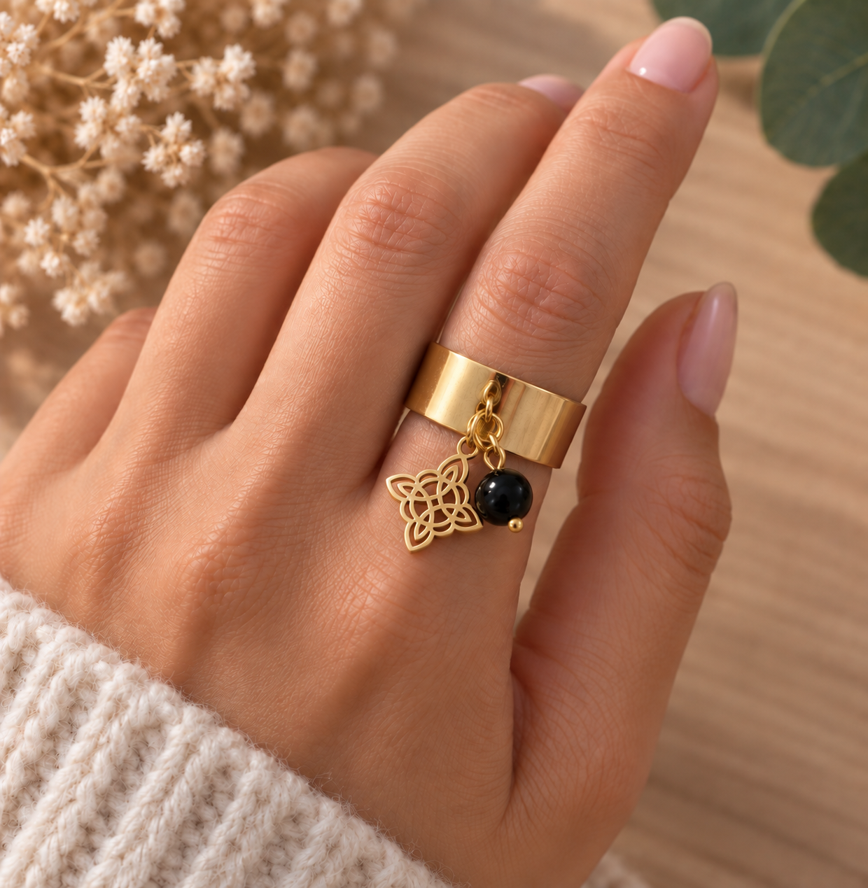 bague-vœu-charme-intention-dorée-portée