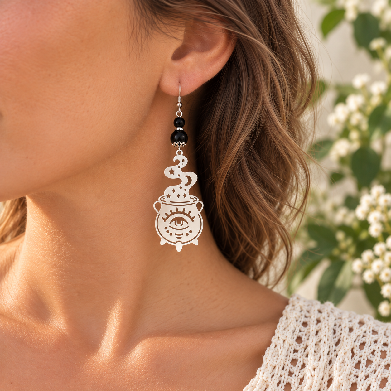 boucles-d-oreilles-alchimie-chaudron-et-pierre-naturelle-portées