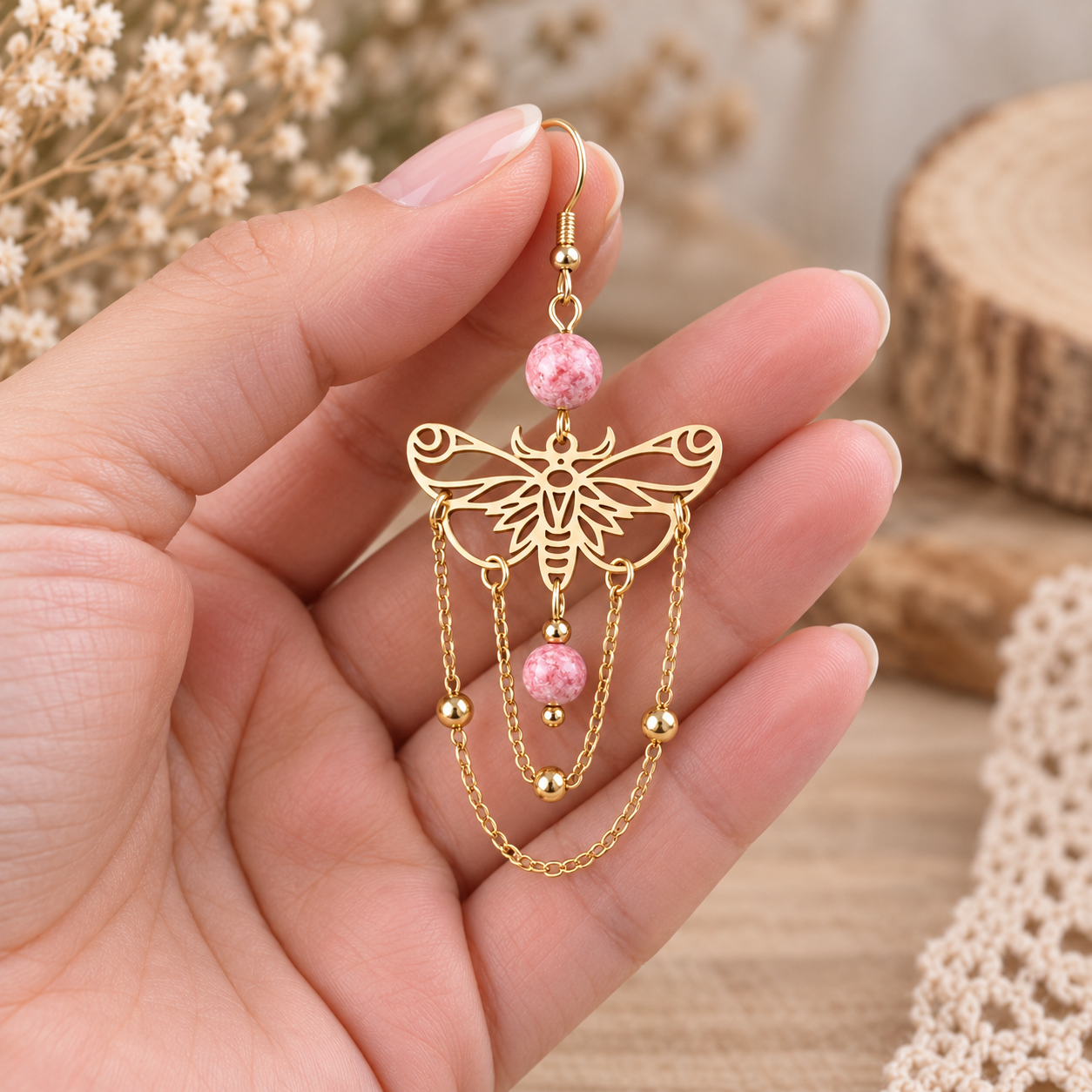 boucles-d-oreilles-apesanteur-papillon-tenue en main