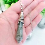Pendule Dragon en Labradorite naturelle tenu en main