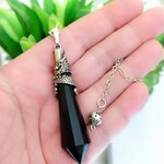 Pendule Dragon en Obsidienne noire tenu en main