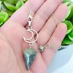 Pendule Lune en pierre naturelle Labradorite tenu en main