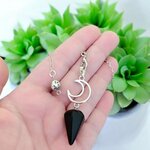 Pendule Lune en Obsidienne noire tenu en main