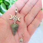 Pendule Triple Lune en Labradorite naturelle tenu en main