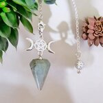 Pendule en Labradorite avec symbole Triple Lune et pentacle