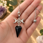 Pendule Triple Lune en Obsidienne noire tenu en main