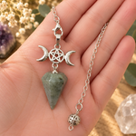 pendule-triple-lune-en-labradorite-naturelle-tenu-en-main