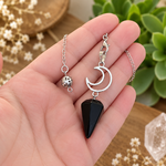pendule-lune-en-obsidienne-noire-tenu-en-main