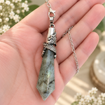 pendule-dragon-en-labradorite-naturelle-tenu-en-main