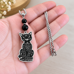 collier-chat-ouija-arcan-charme-trefonds-tenu-en-main