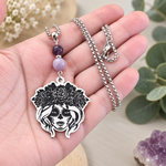 collier-calavera-memoire-preservee-tenue-en-main