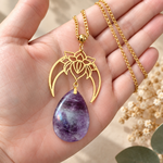 collier-dore-lotus-lunaire-charme-foi-tenu-en-main
