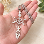 collier-feminin-sacre-elle-charme-etre-tenue-en-main