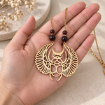 collier-merya-charme-aube-tenue-en-main