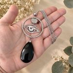 collier-oculus-charme-clairvoyance-tenue-en-main