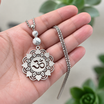 collier-om-charme-sonorite-tenue-en-main