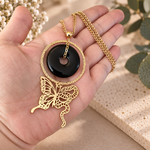 collier-osmose-charme-entierete-tenue-en-main