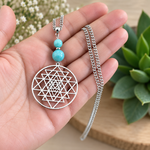 collier-sri-yantra-charme-sens-tenue-en-main