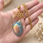 collier-dore-triple-lune-pentacle-labradorite-tenue-en-main