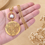 collier-triskell-charme-trinite-tenue-en-main