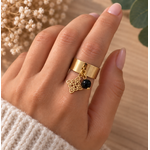 bague-vœu-charme-intention-dorée-portée