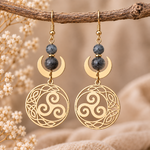 boucles-oreilles-dorées-triskell-lune-pierre-naturelle