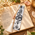 nerys-marque-page-serpent-descendant-avec-motifs-solaires-pierre-naturelle-et-pompon