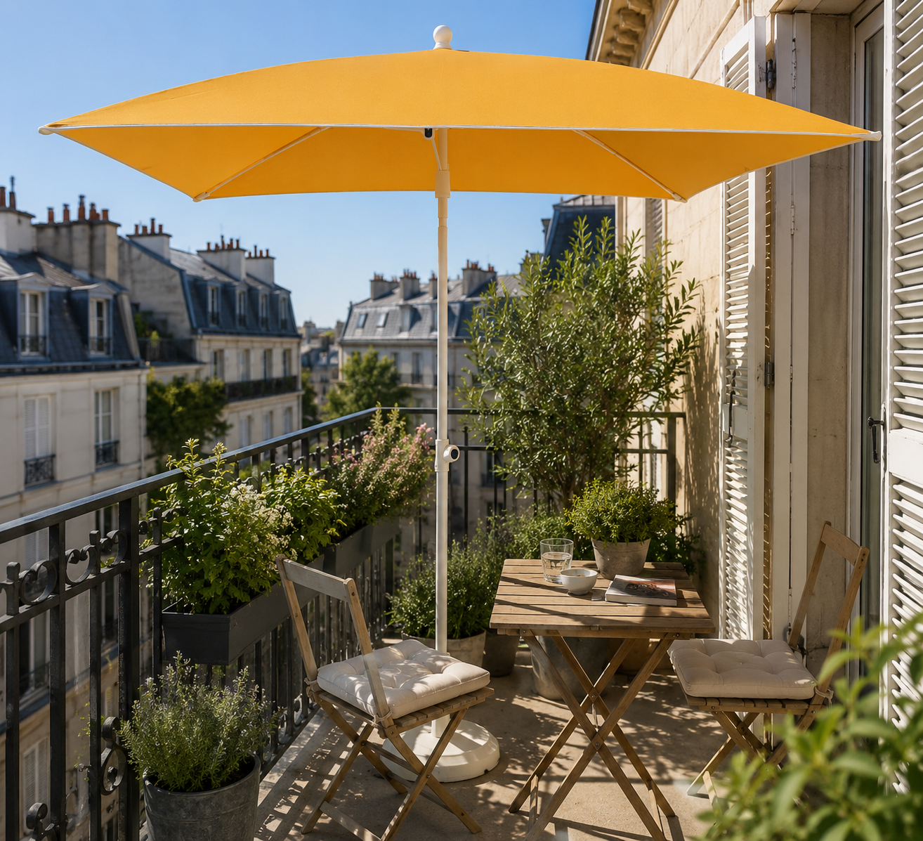 parasol rectangulaire sur balcon parisien