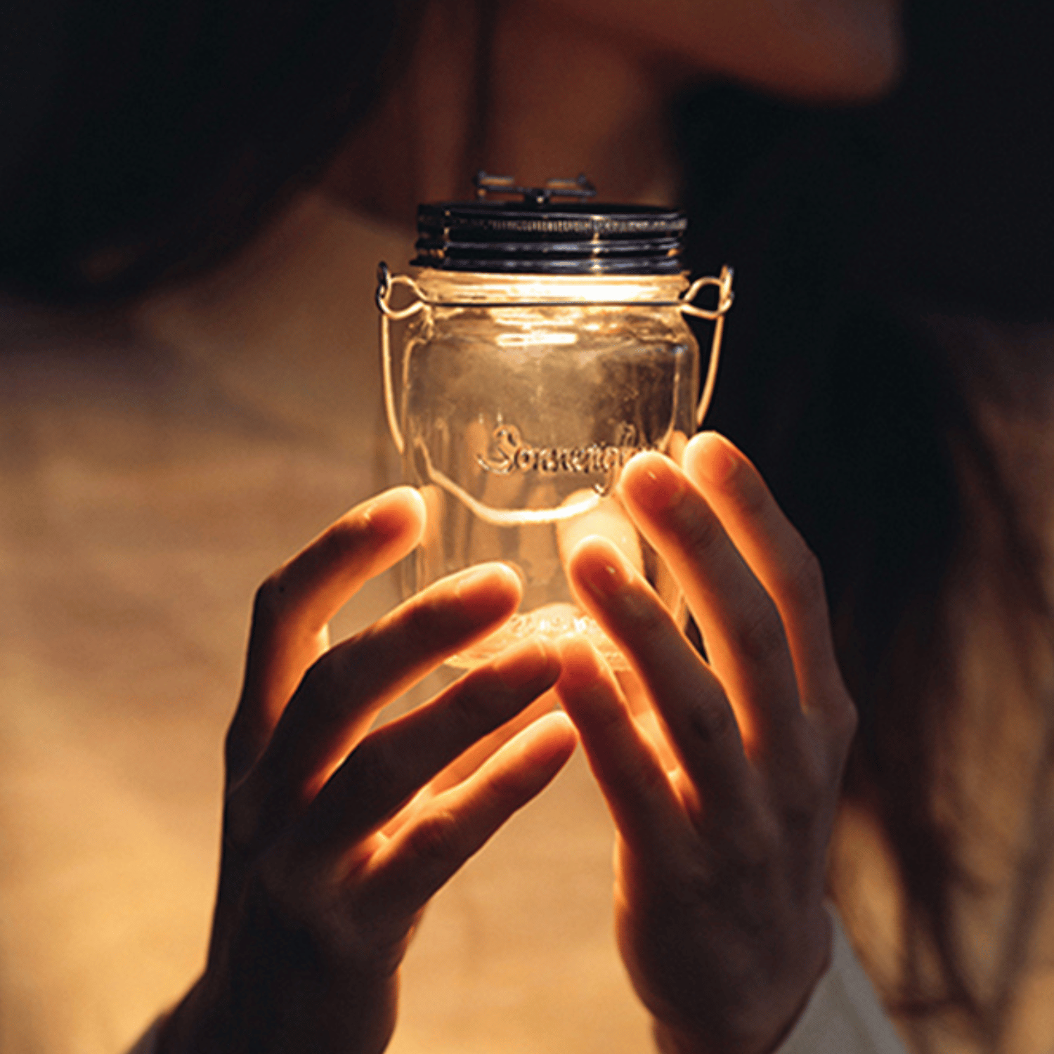 Sonnenglas mini lampe solaire led allumé tenu en main