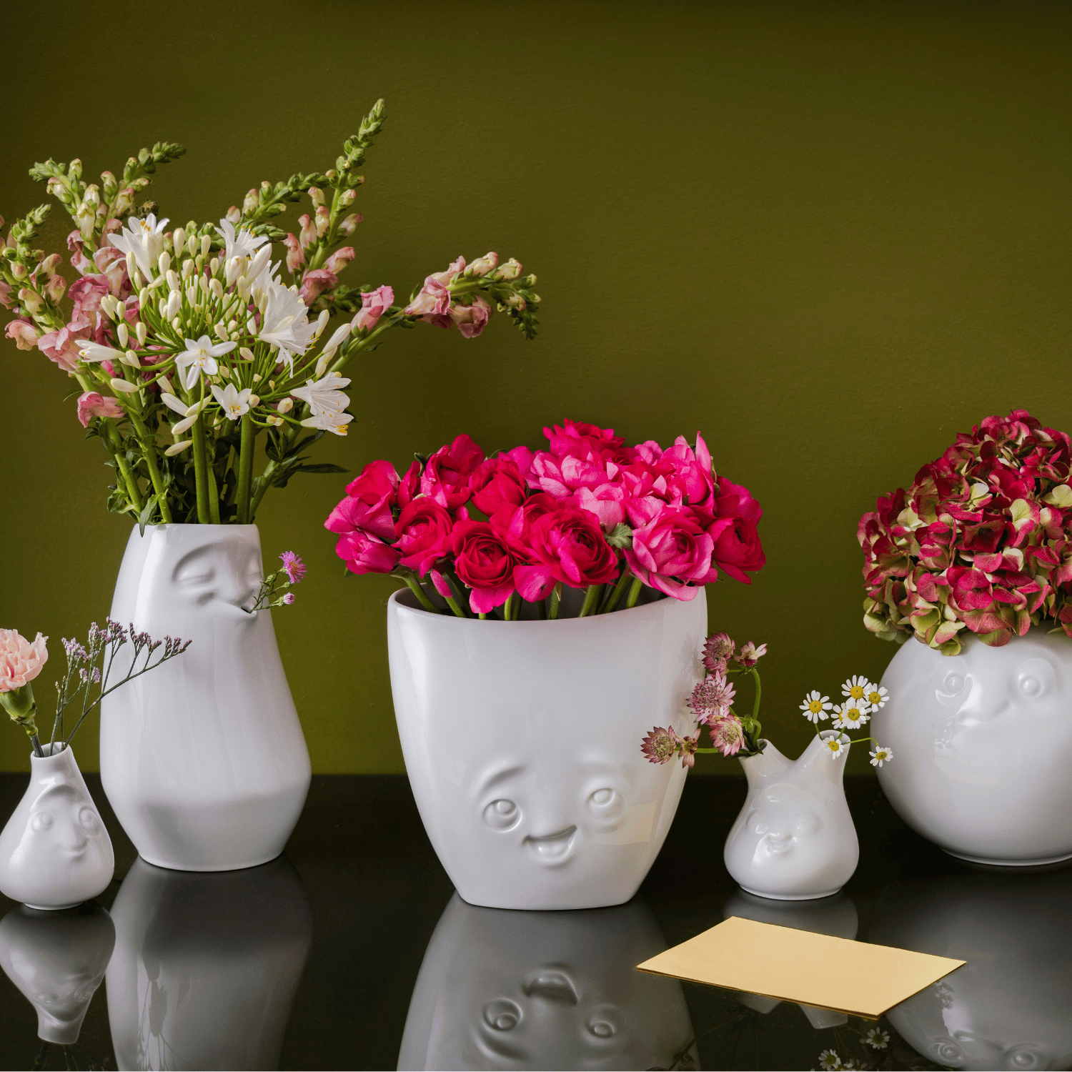 Vases visages Tassen ravi détendu amusé coquin avec fleurs porcelaine blanche
