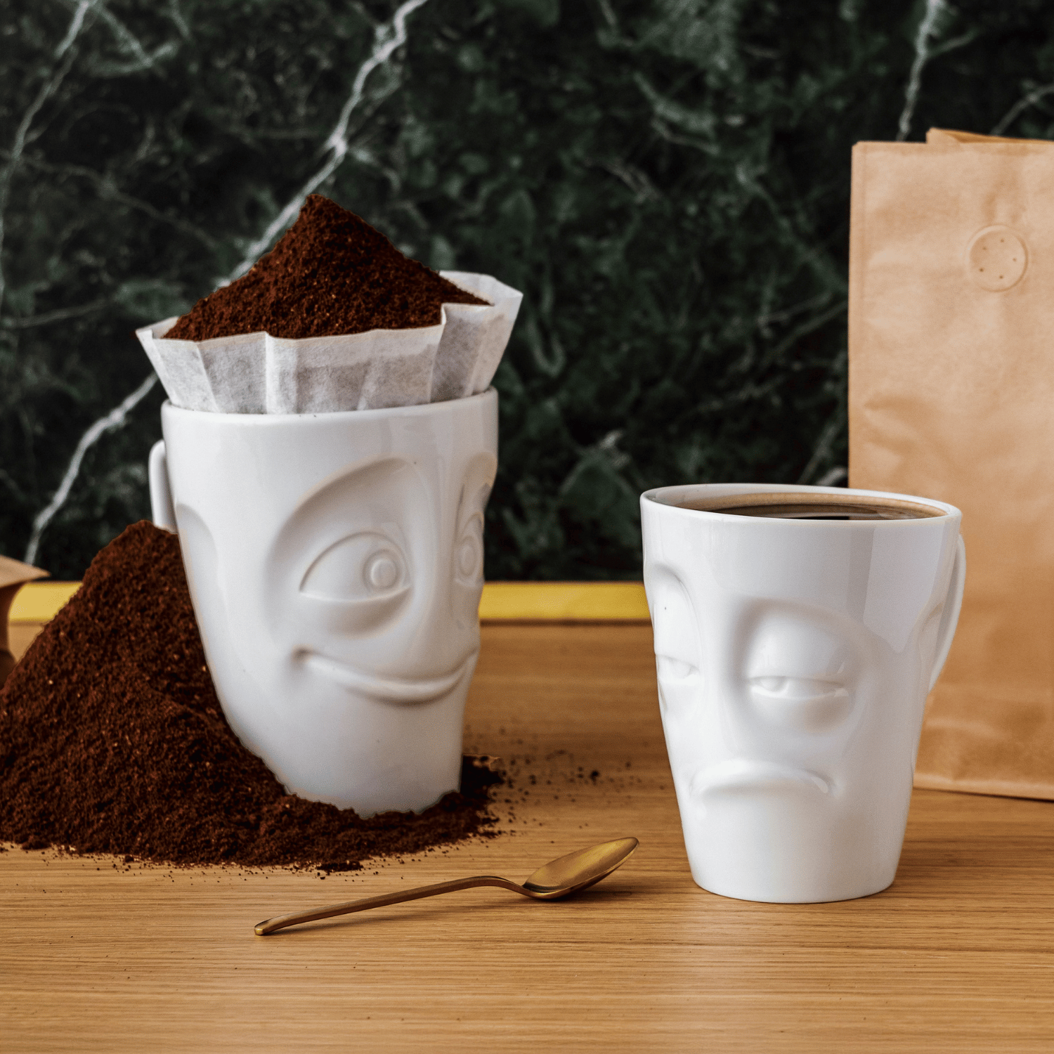 nouveau mug tassen somnolent et Maximug prêt visage avec café