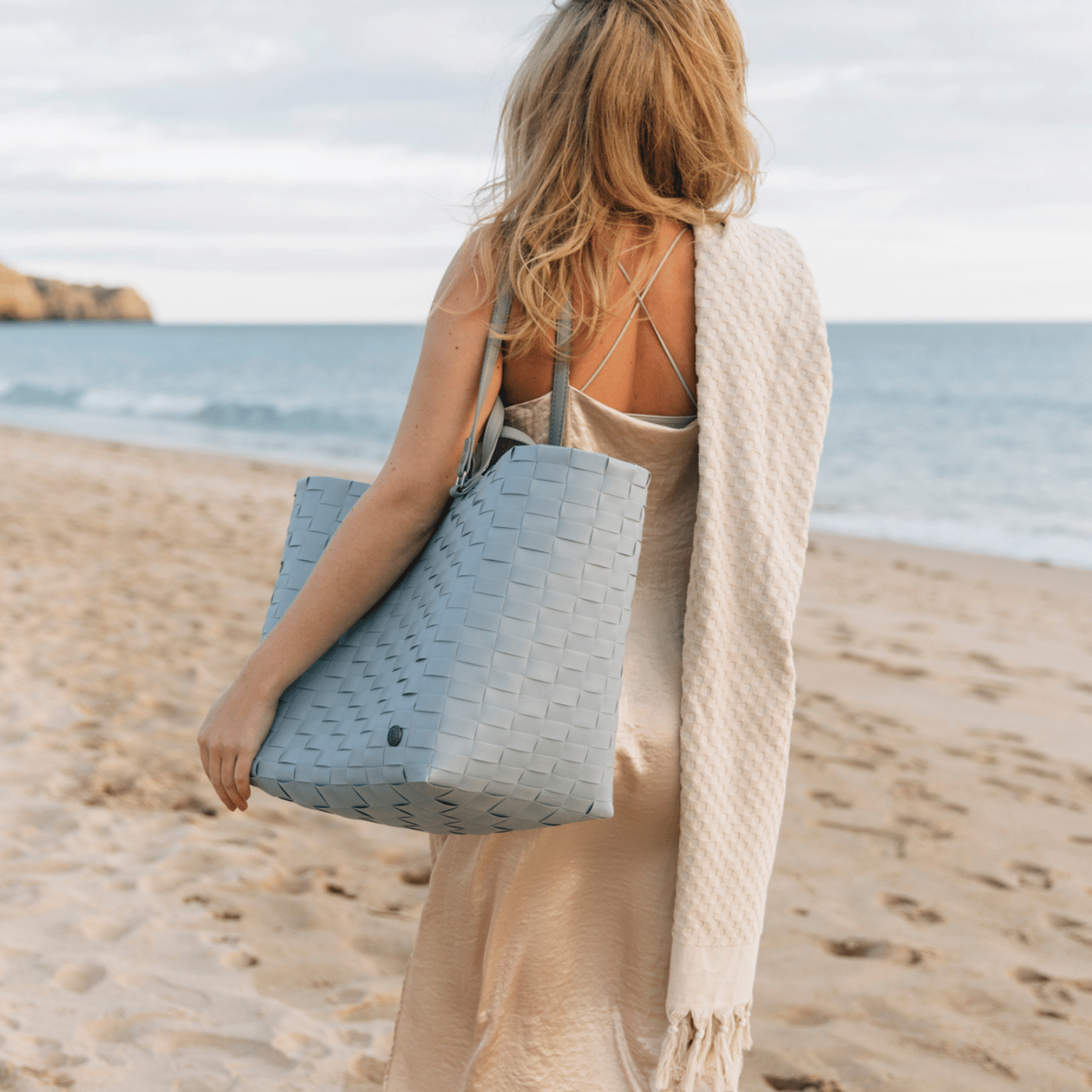GO! femme à la plage avec sac dde plage Handed by tressé en plastique recyclé grisbleu
