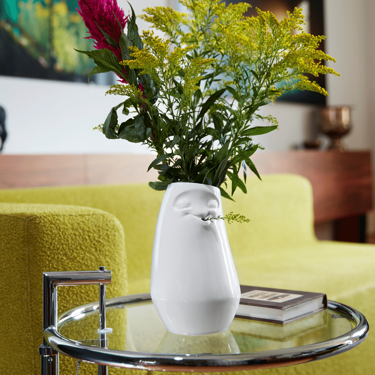 vase visage détendu blanc avec trou dans la bouche soliflore dans salon