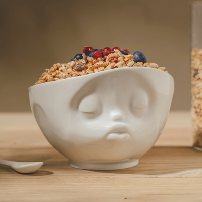 Bol bisou tassen au petit déjeuner avec céréales et fruits