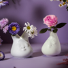 petits vases visage tassen sur fond violet avec rose et fleurs
